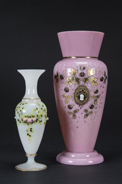 null Vase en opaline rose à décor d'un médaillon en relief avec un buste de femme...