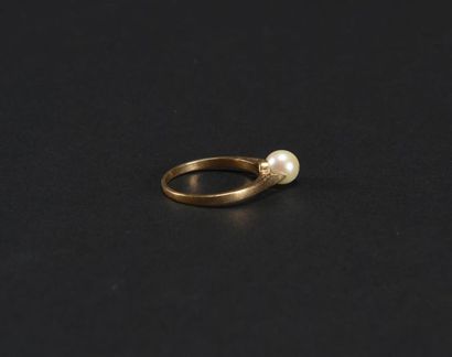 null Bague en or jaune (750) 18K ornée d'une perle de culture. Poids : 2,50 g AC