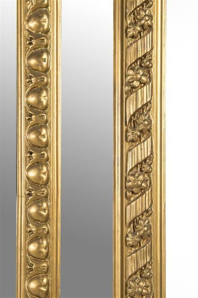 null Miroir en stuc doré à parecloses
Epoque Napoléon III
H : 200 L : 115 cm