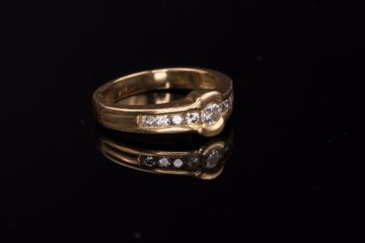 null Bague bandeau en or jaune (750) 18K ligne de 9 diamants taille moderne pour...