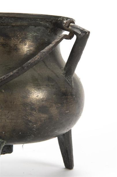 null Marmite tripode en bronze, anse en fer forgé
17ème siècle
H. totale avec anse :...