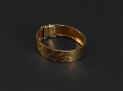 null Bracelet jonc large, ouvrant, en or jaune (750) 18K ciselé d'un décor floral....
