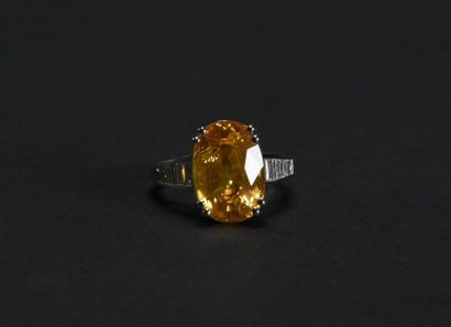 null Bague en or blanc (750) 18K, double griffes sertissant un saphir jaune traité...