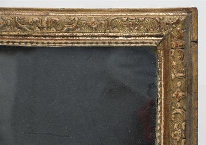 null Miroir rectangulaire en bois sculpté et doré à décor de cartouches sur un fond...