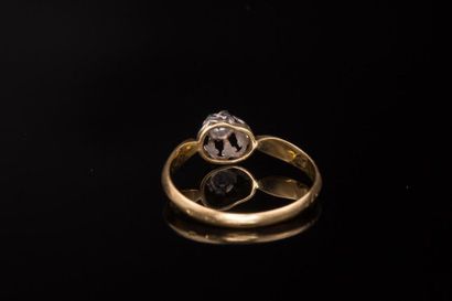 null Bague en platine et or jaune 18K (750) ornée en solitaire d'un diamant taille...