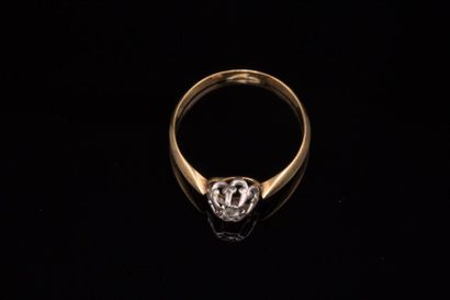 null Bague en platine et or jaune 18K (750) ornée en solitaire d'un diamant taille...