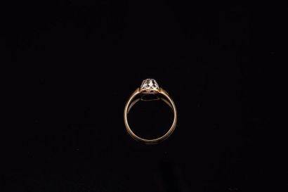 null Bague en platine et or jaune 18K (750) ornée en solitaire d'un diamant taille...