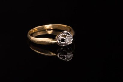 null Bague en platine et or jaune 18K (750) ornée en solitaire d'un diamant taille...