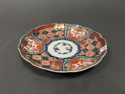 null Chine, assiette en porcelaine peinte
D: 24 cm