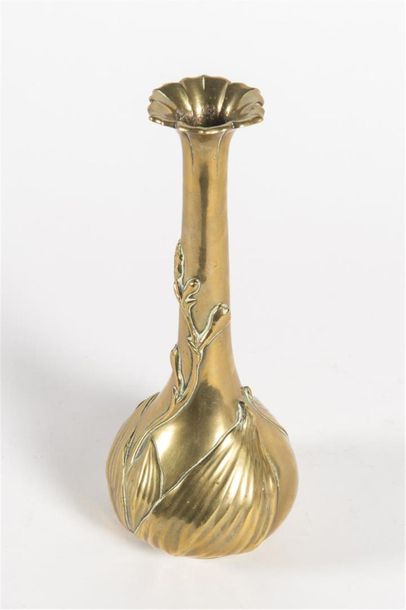 null JAPON, vase en bronze 
Signé dans un cachet
H : 23 cm