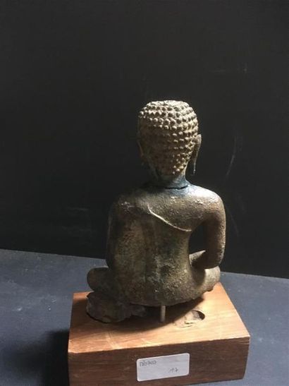 null BOUDHA bodhisatva en bronze, socle en bois 
Accident au cou
H: 16.5 cm