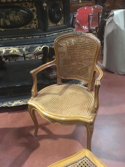 null Salon de style Louis XV comprenant deux fauteuils et deux chaises cannées,
Le...