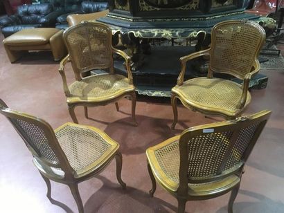 null Salon de style Louis XV comprenant deux fauteuils et deux chaises cannées,
Le...