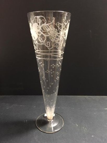 null Vase en verre gravé 
19ème
H : 35 cm
joint suspension en verre