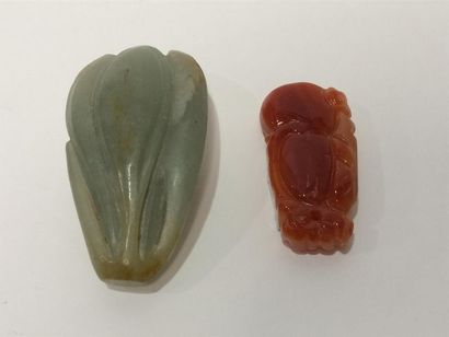 null Chine, Petit jade celadon ciselé en forme de fleur et pendentif en agathe
Jade:...