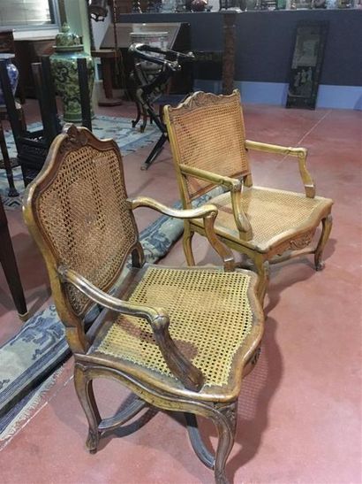 null Deux fauteuils cannés
Style Louis XV
Accident au cannage du dossier de l'un...