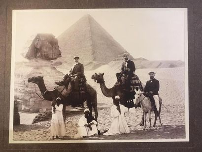 null Trois photographie anciennes sur l'Egypte 
Vue de pyramide avec personnages