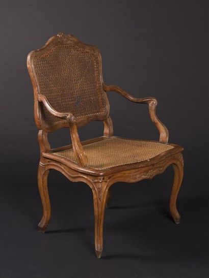 null Paire de fauteuils dos plat, en bois naturel mouluré sculpté
Epoque Louis XV
accident...