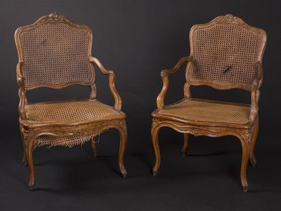 null Paire de fauteuils dos plat, en bois naturel mouluré sculpté
Epoque Louis XV
accident...