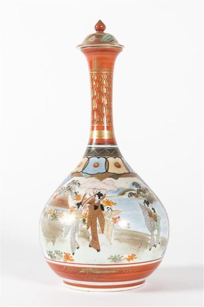 null JAPON Bouteille en porcelaine peinte
19ème siècle
H : 33 cm 
Petit éclat sur...