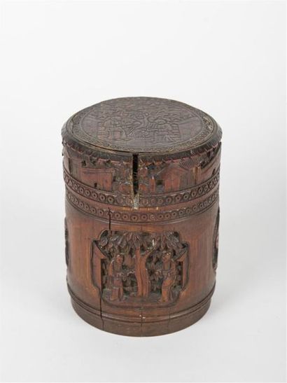 null CHINE 
Boîte couvercle en bois sculpté 
20ème siècle 
H: 16,5 cm