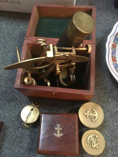 null Deux longues vues, sextant de marine (copie), deux boites de marine en enlaiton,...