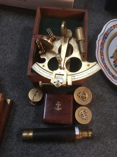 null Deux longues vues, sextant de marine (copie), deux boites de marine en enlaiton,...