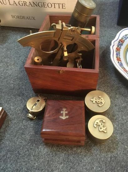 null Deux longues vues, sextant de marine (copie), deux boites de marine en enlaiton,...