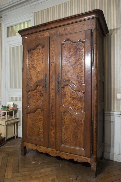 null Petite armoire bressane en bois naturel 
19ème siècle
200 x 122 cm
P : 55 c...