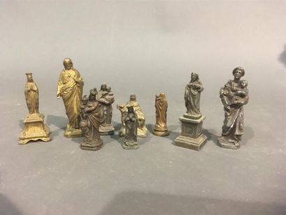 null Neuf petites statuettes représentant la Vierge et des personnages religieux
H:de...