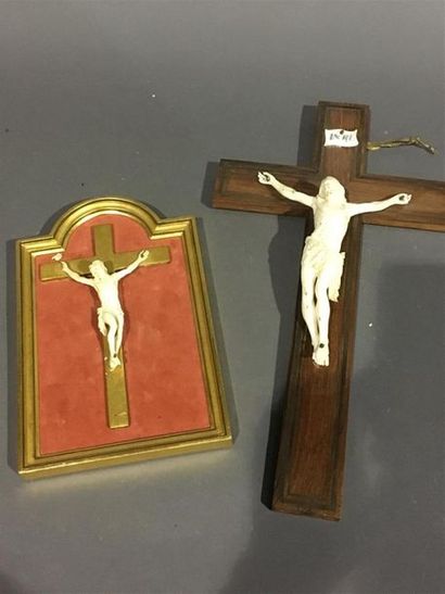 2 crucifix en ivoire dont un avec accident...