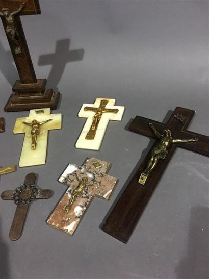 null Lot de 8 crucifix
H crucifix d'autel : 36 cm