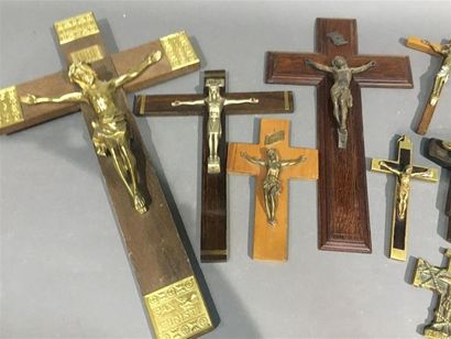 null Lot de 9 crucifix
