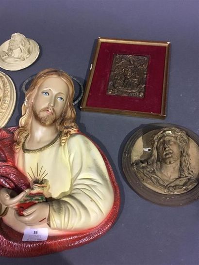 null Lot de bas relief dont Christ, Vierge en plâtre et cuivre
H Christ : 33 cm