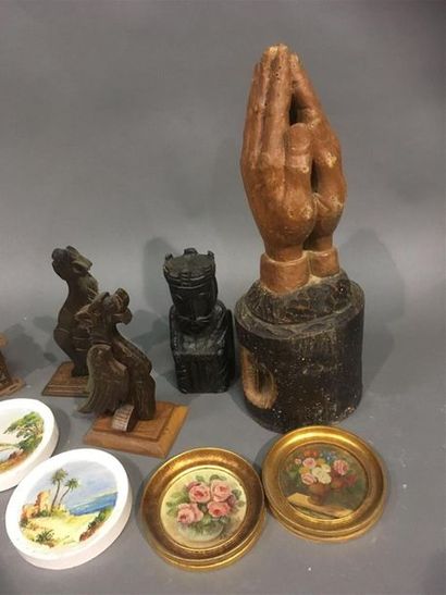 null Lot d'objets religieux dont mains jointes, sculpture de roi, petits cadres
H...