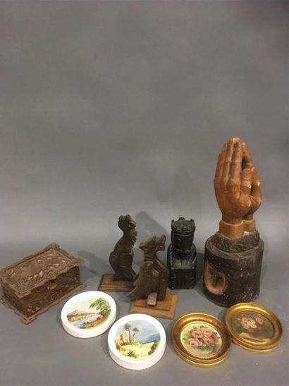 Lot d'objets religieux dont mains jointes,...
