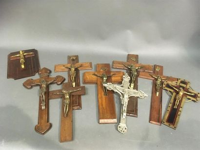Lot de 9 crucifix