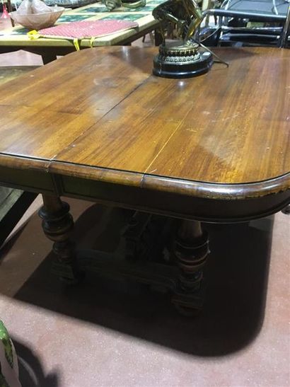 null Table de style Henri II
104 x 104 cm
3 allonges