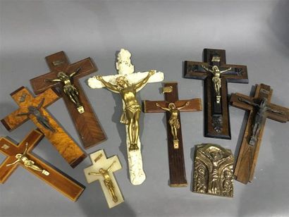 Lot de 9 crucifix