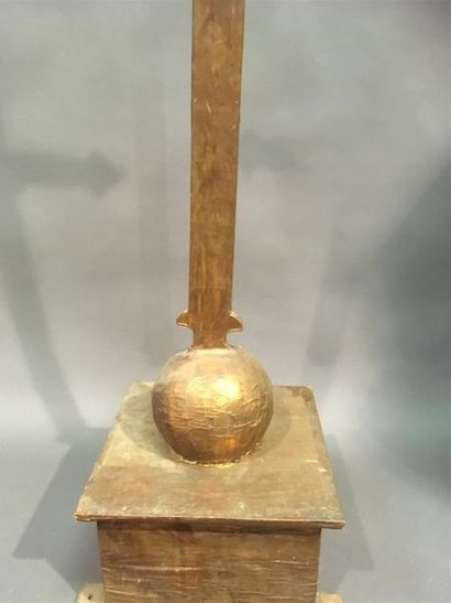 null Grande croix en bois doré
H totale : 150 cm
