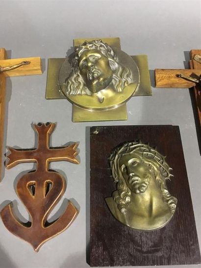 null Lot de 3 crucifix, croix et tête du Christ