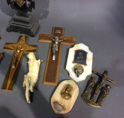 null Lot de 4 crucifix, 2 bénitiers et 2 Christ