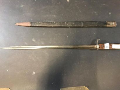null Baïonnette de type Mauser, avec fourreau en cuir 
L : 65 cm