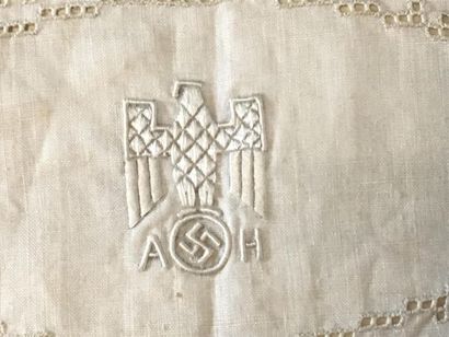 null Lot comprenant: 
un napperon brodé du monograme du chancelier allemand (17 x...