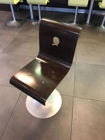 null 19 chaises en bois mélaminé marron monogrammé