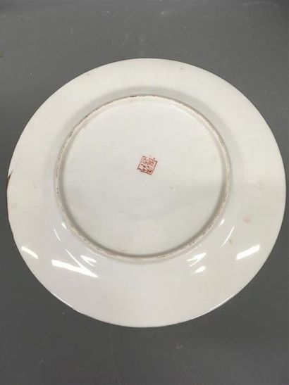 null Chine, assiette en porcelaine 
D : 26 cm