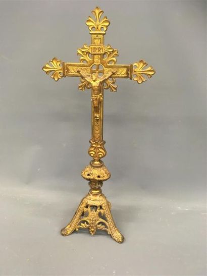 null Croix d'autel en bronze doré
H: 53 cm