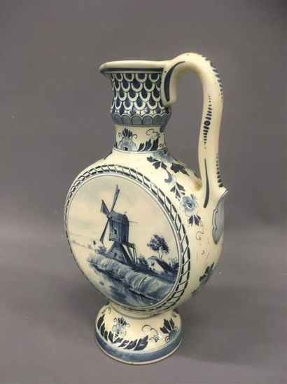 null Vase DELFT en porcelaine bleue et blanche en forme de gourde
H: 27, 5 cm