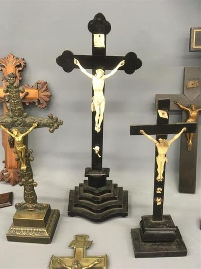 null Lot de 9 crucifix dont 2 en ivoire