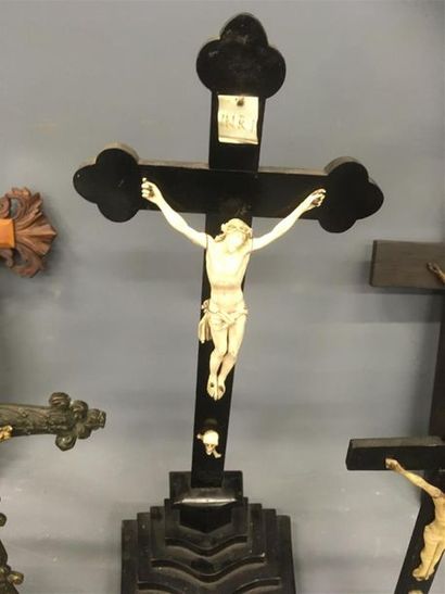 null Lot de 9 crucifix dont 2 en ivoire